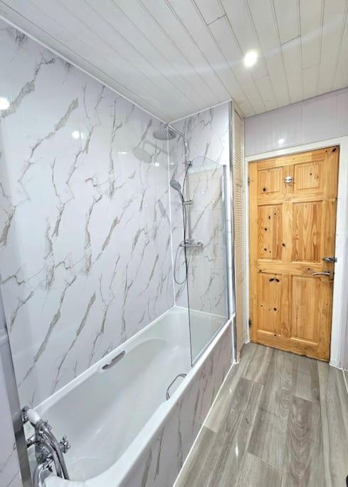 Spacious Haven With Free Parking Glasgow Exterior photo