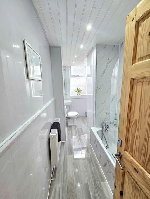Spacious Haven With Free Parking Glasgow Exterior photo