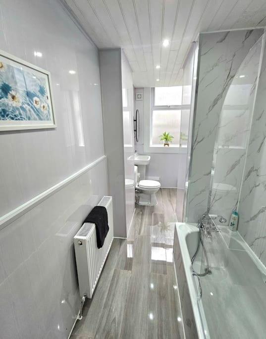 Spacious Haven With Free Parking Glasgow Exterior photo