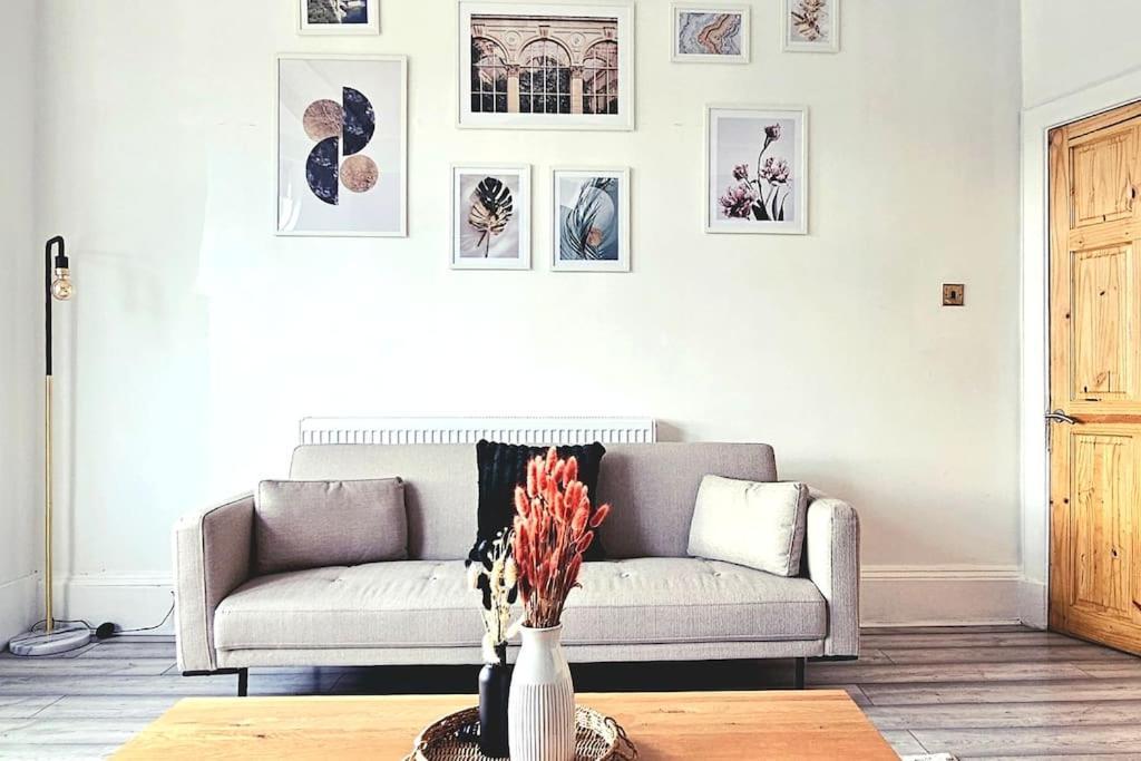 Spacious Haven With Free Parking Glasgow Exterior photo