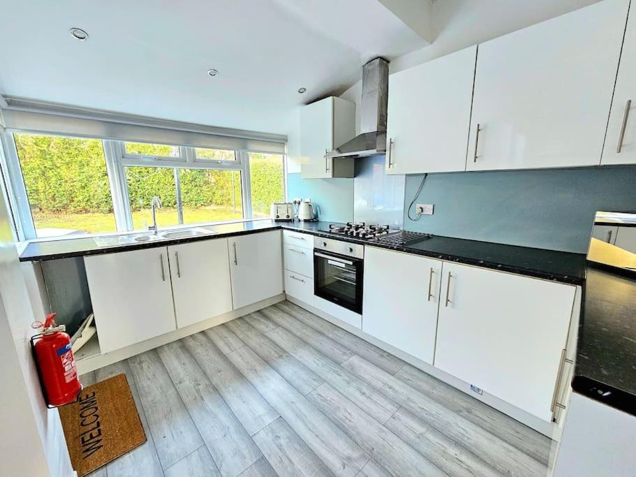 Spacious Haven With Free Parking Glasgow Exterior photo