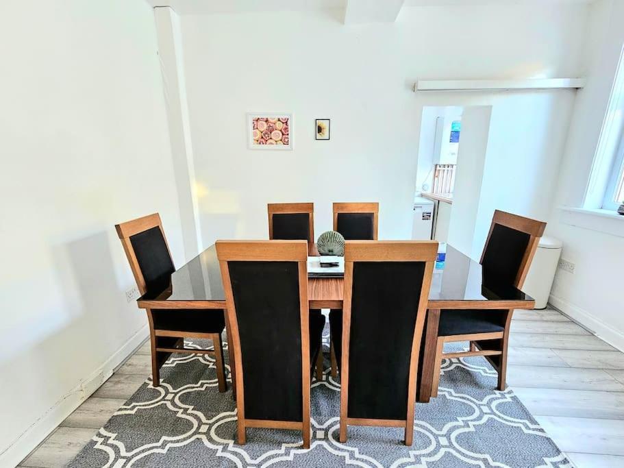 Spacious Haven With Free Parking Glasgow Exterior photo