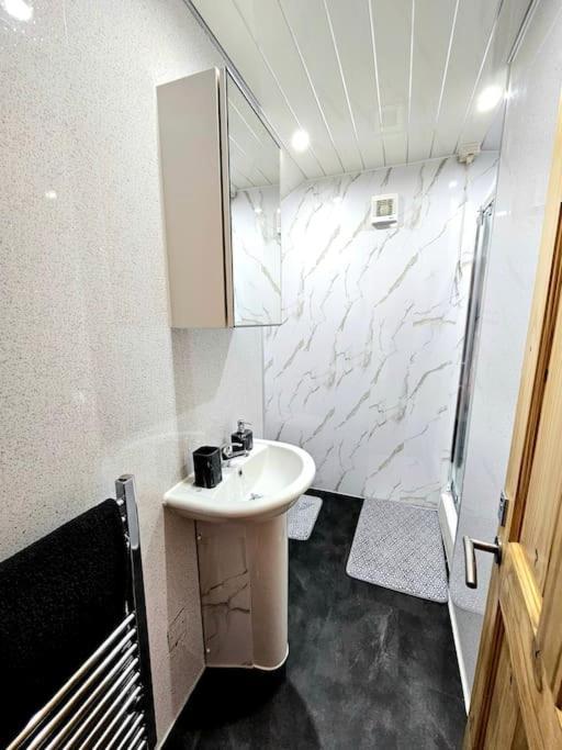 Spacious Haven With Free Parking Glasgow Exterior photo