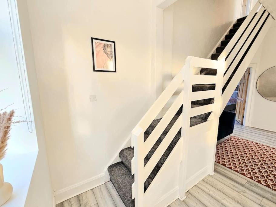 Spacious Haven With Free Parking Glasgow Exterior photo