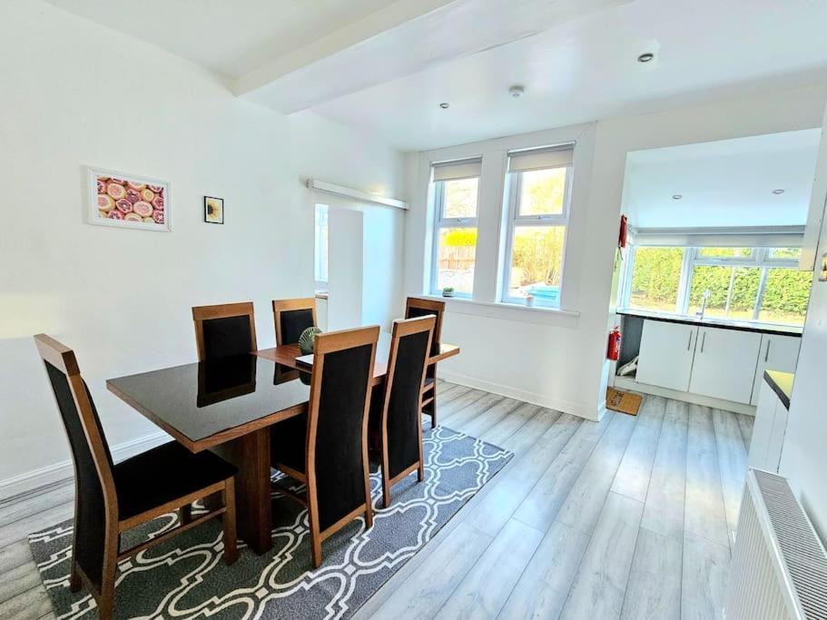 Spacious Haven With Free Parking Glasgow Exterior photo