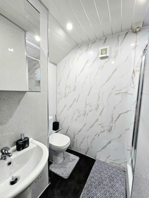 Spacious Haven With Free Parking Glasgow Exterior photo